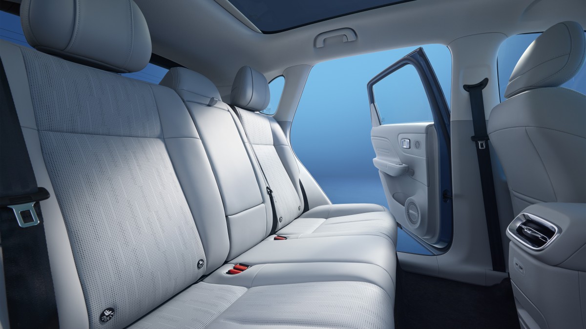 Leap_Motor_B10_Back_Seat_AzMoEV