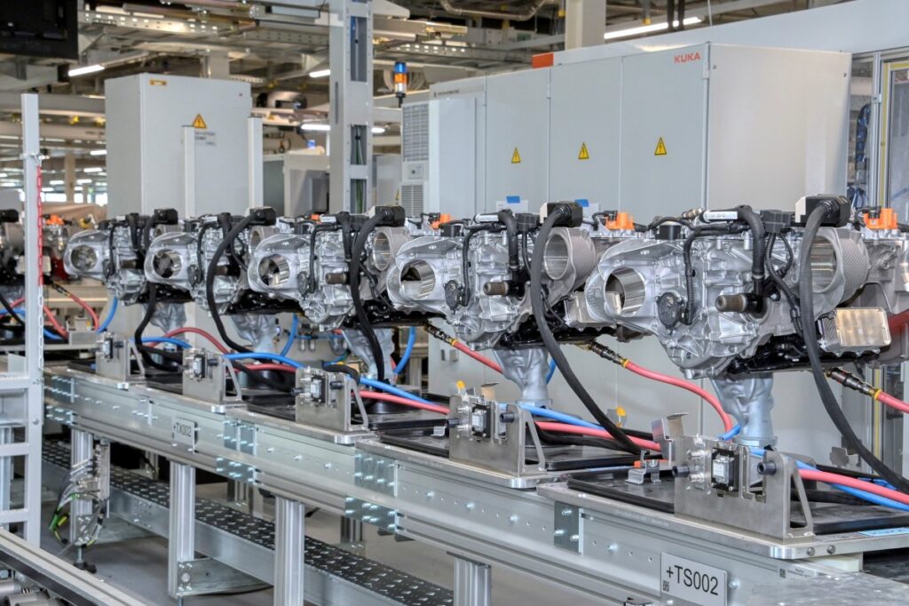BMW Kicks Off Gen6 Electric Motor Production for Neue Klasse at Steyr Plant 4 BMW_Gen6_Engine_Production_AzMoEV