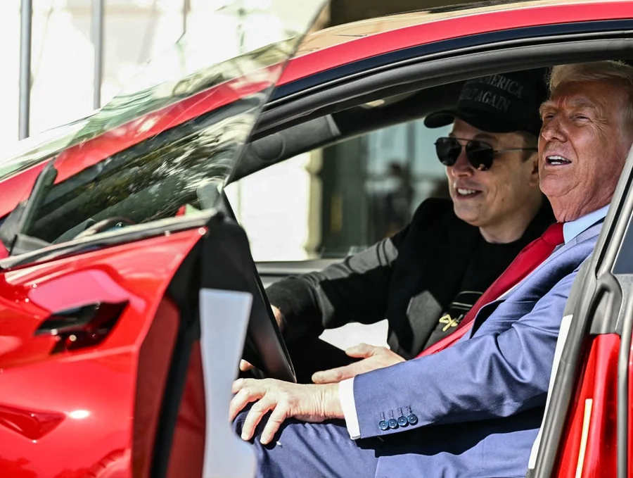 Musk_Trump_In_Tesla_AzMoEV