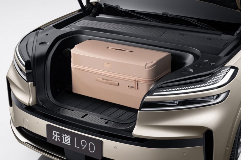 Onvo_L90_Trunk_AzMoEV