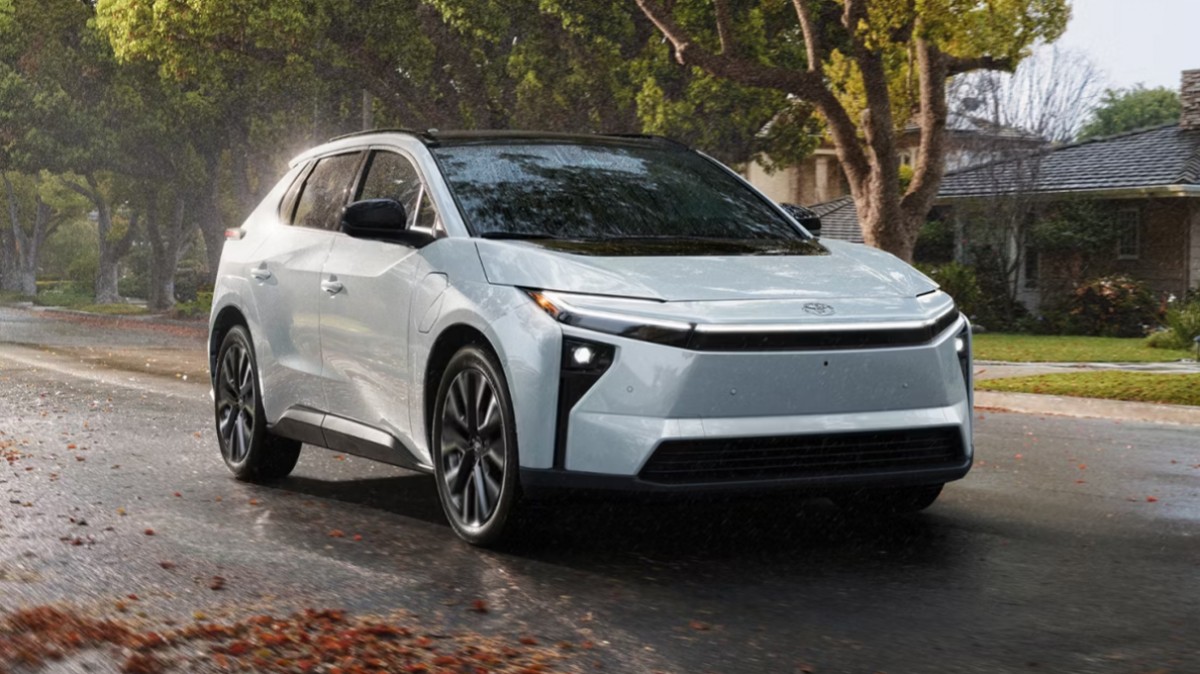 Toyota_BZ4X_1_AzMoEV