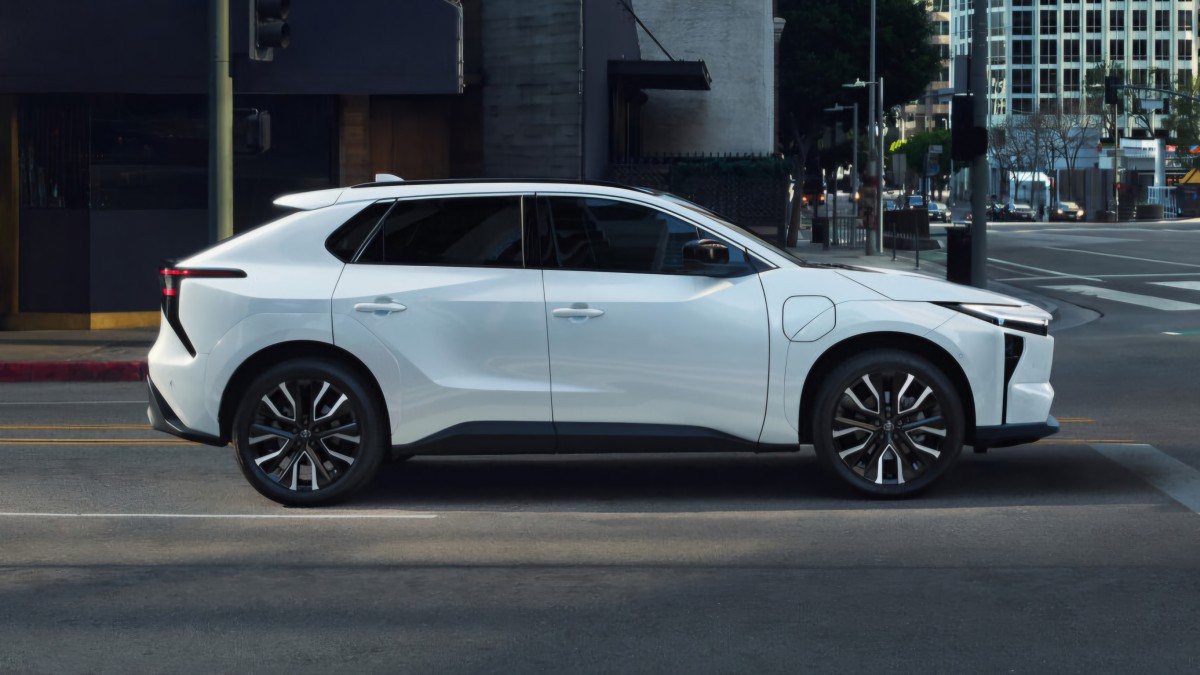 Toyota_BZ4X_2_AzMoEV