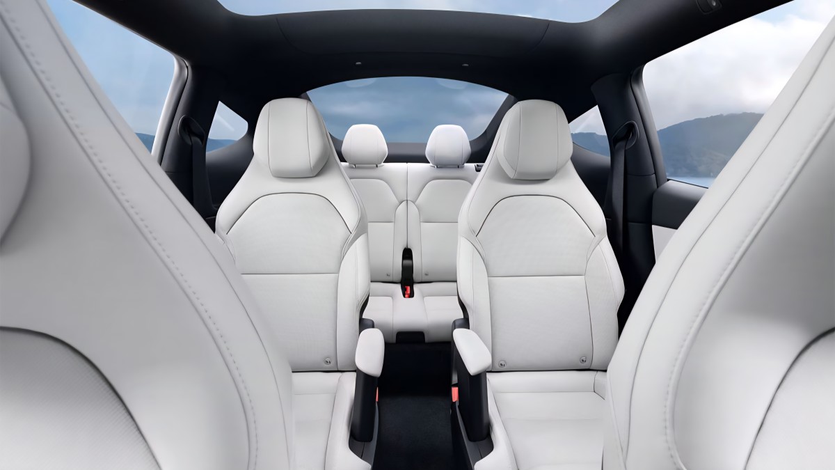 Tesla_New_Six-Seater_Model_Y_2_AzMoTech