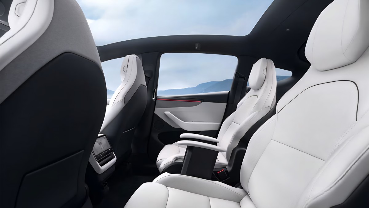 Tesla_New_Six-Seater_Model_Y_3_AzMoTech