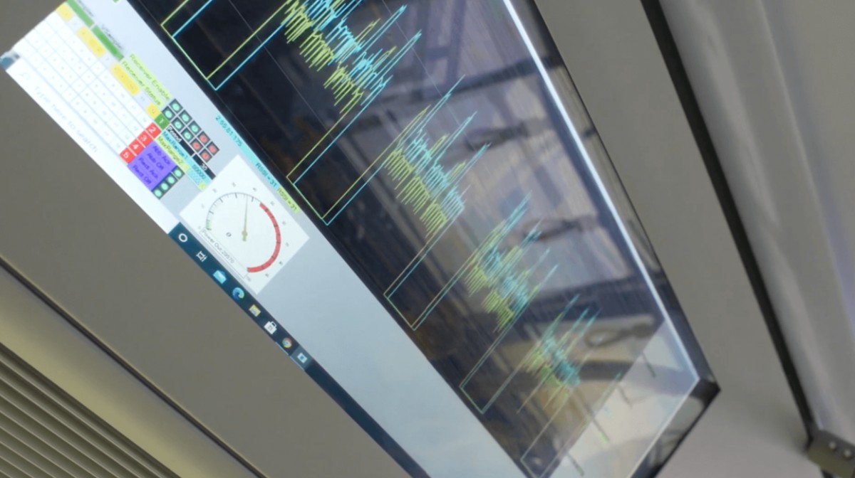 France_Tests_Highway_That_Charges_EVs_2_AzMoEV