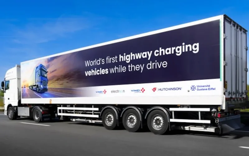 France_Tests_Highway_That_Charges_EVs_Cover_AzMoEv