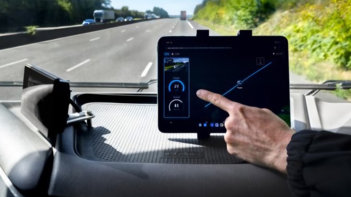 France_Tests_Highway_That_Charges_EVs__AzMoEv