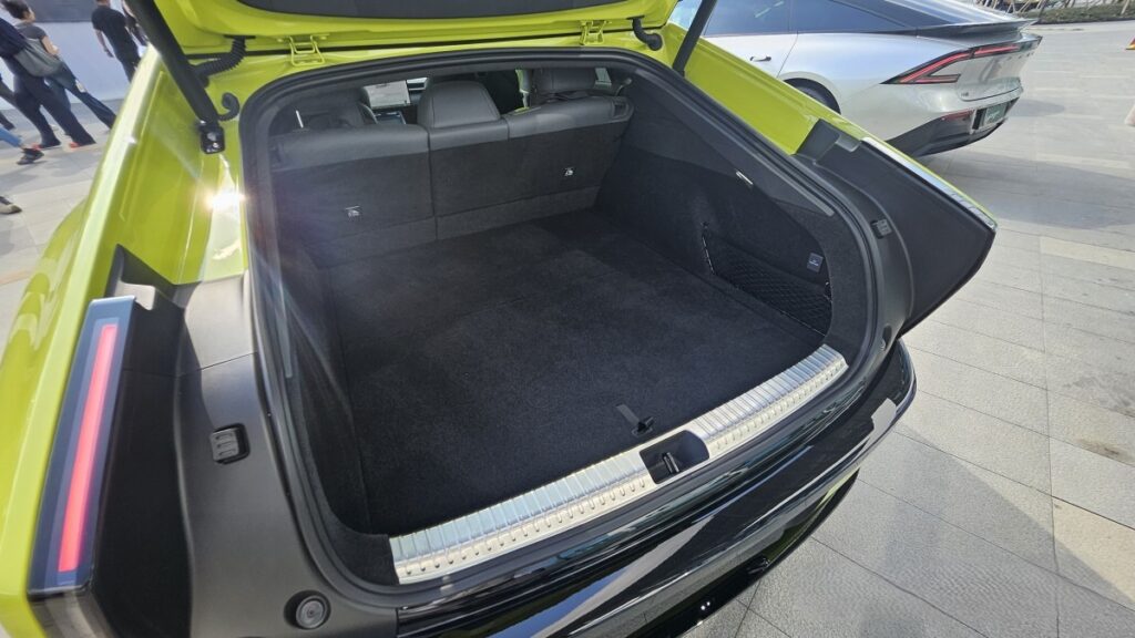 2026_XPeng_Next_P7_Revie_10_AzMoTech